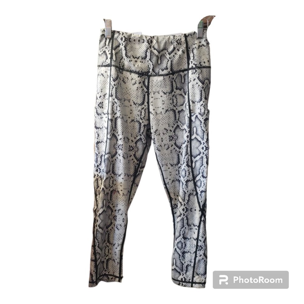 work out capri leggings. black and white snake skin pattern
